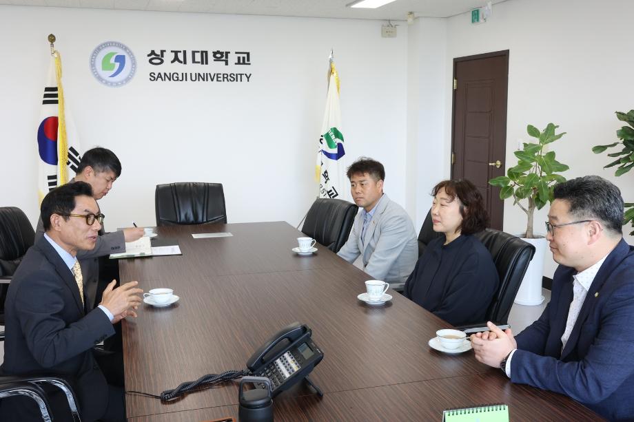 군사학과 교수들, 인재 양성 위한 발전기금 전달 5