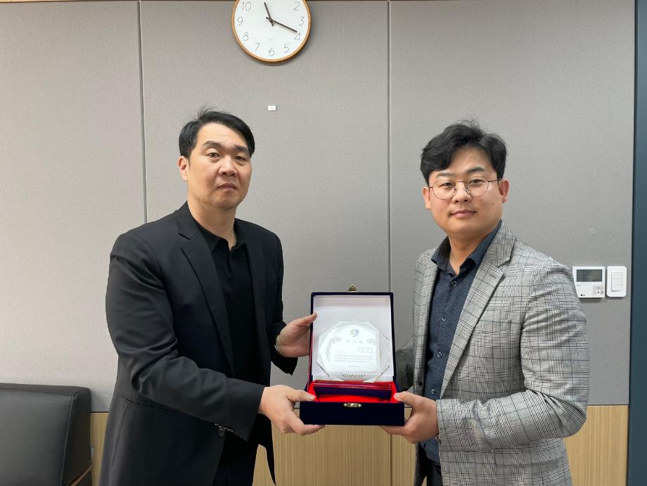 창업보육센터 발전기금 기부기업 감사패 수여 이미지